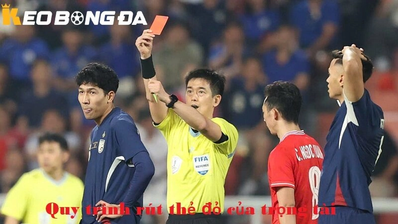 Quy trình rút thẻ đỏ của trọng tài